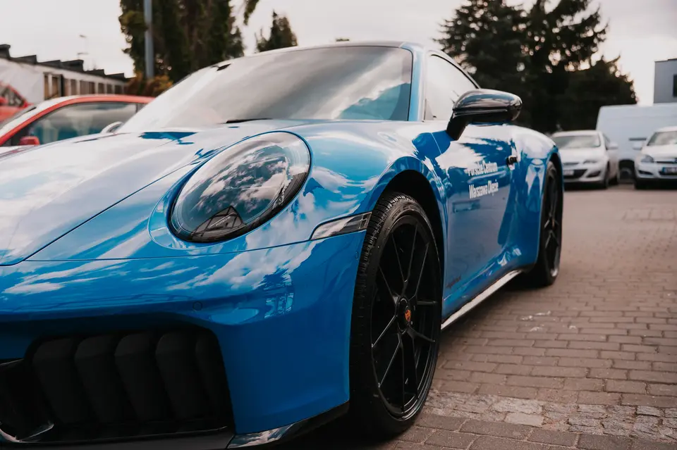 Niebieskie Porsche po pielęgnacji lakieru