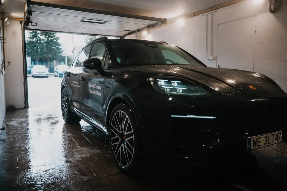 Czarne Porsche podczas mycia premium