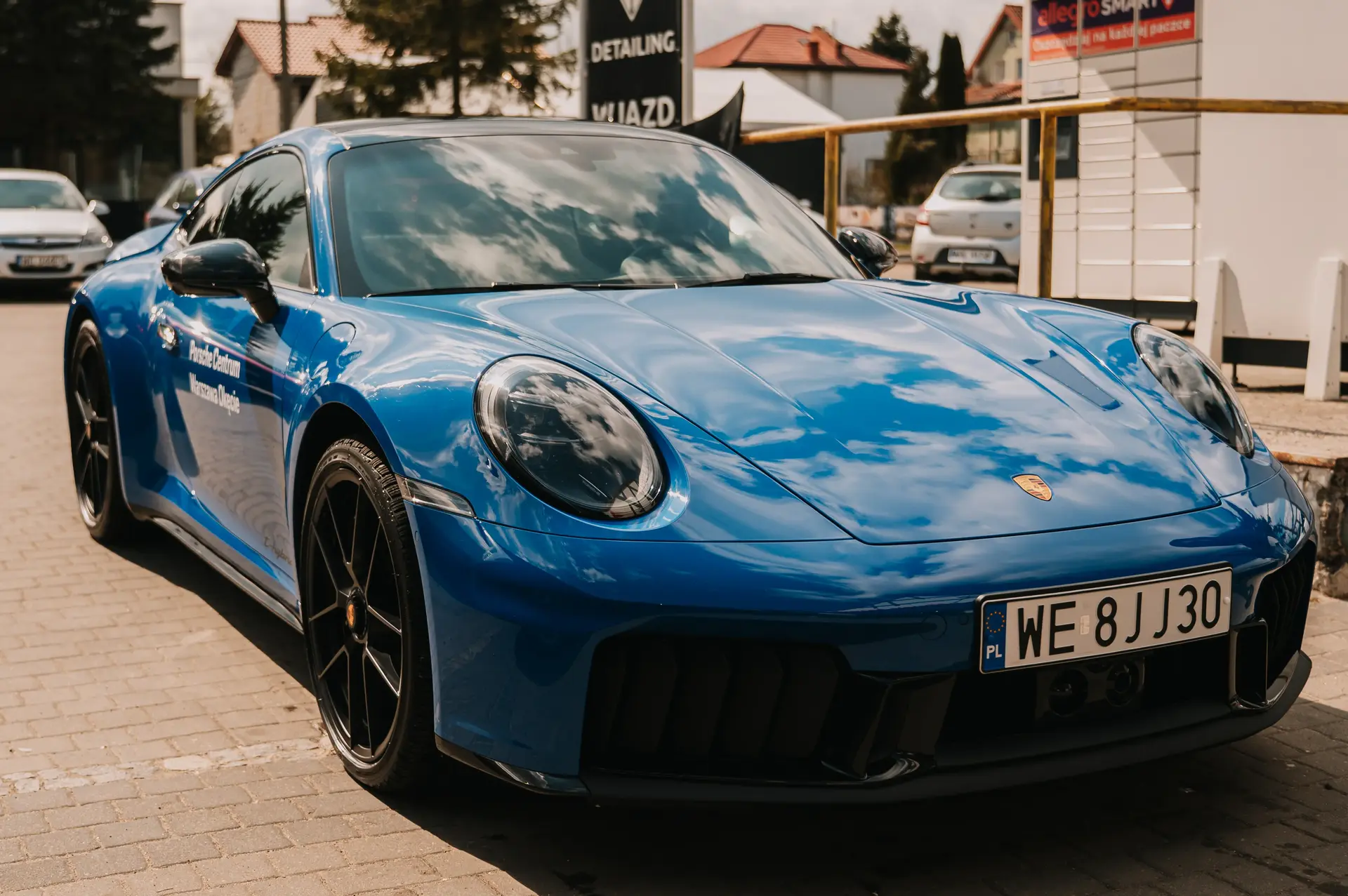 Niebieskie Porsche po detailingu w Olsztynie